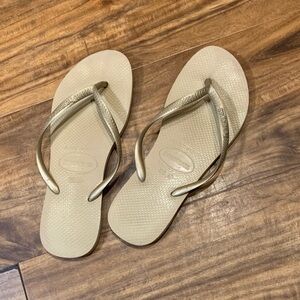 Havaianas Women's Sandals in Gold. Size 9/10 W